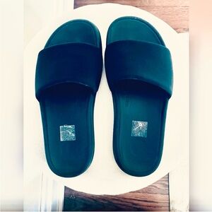 LULULEMON Restful slides size 6 black EUC